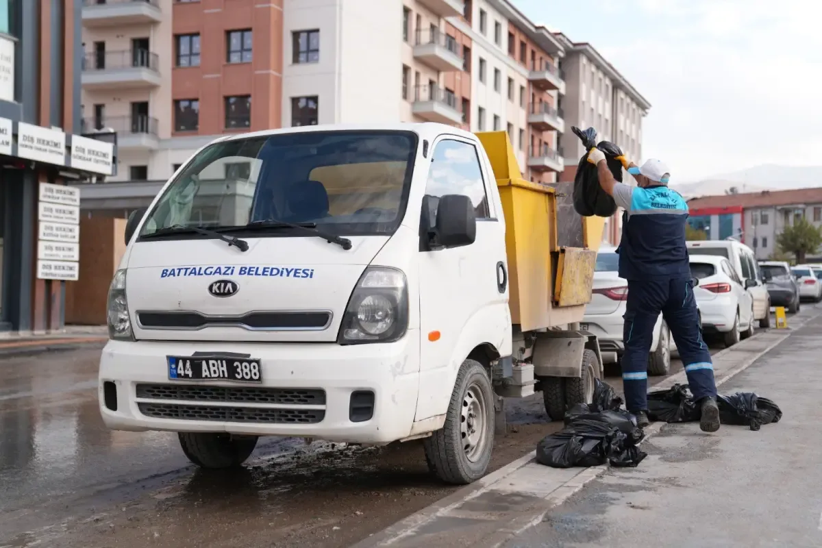 Malatya’da kaldırılan konteyner çarşısının bulunduğu alan temizlendi