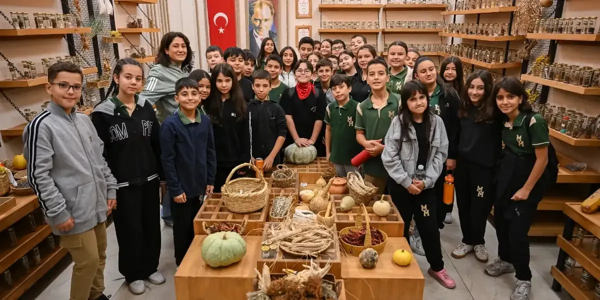 Bornova'da öğrencilere yerel tohum ve tarım eğitimi