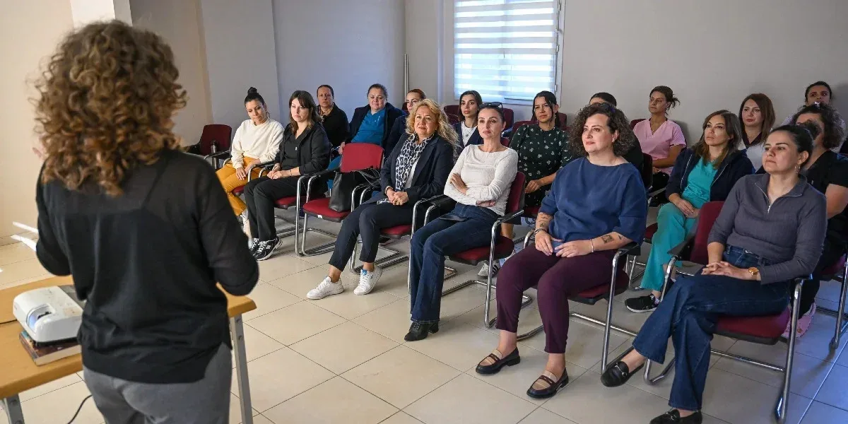 Bornova'da belediye personeline kadın sağlığı eğitimi